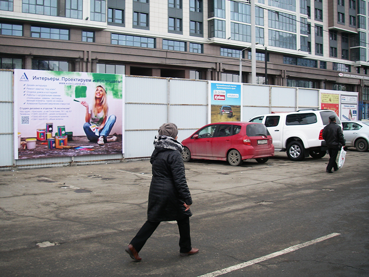 реклама на автопарковке сенного рынка в Краснодаре